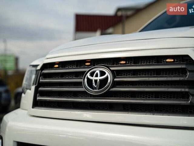 Белый Тойота Секвойя, объемом двигателя 5.66 л и пробегом 139 тыс. км за 39900 $, фото 13 на Automoto.ua