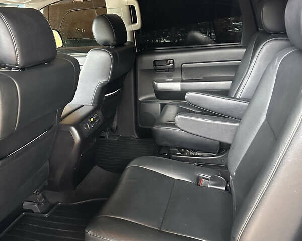 Белый Тойота Секвойя, объемом двигателя 5.66 л и пробегом 148 тыс. км за 37500 $, фото 8 на Automoto.ua