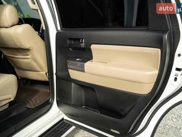 Белый Тойота Секвойя, объемом двигателя 5.66 л и пробегом 139 тыс. км за 39900 $, фото 38 на Automoto.ua