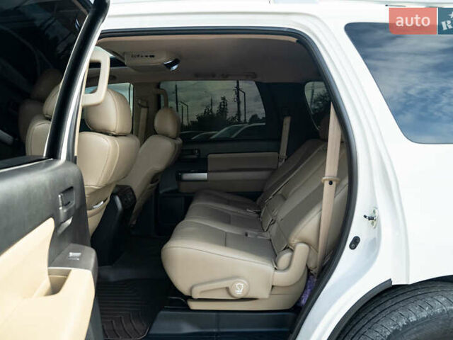 Белый Тойота Секвойя, объемом двигателя 5.66 л и пробегом 139 тыс. км за 39900 $, фото 33 на Automoto.ua