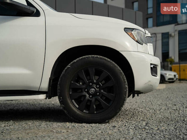 Белый Тойота Секвойя, объемом двигателя 5.66 л и пробегом 139 тыс. км за 39900 $, фото 14 на Automoto.ua
