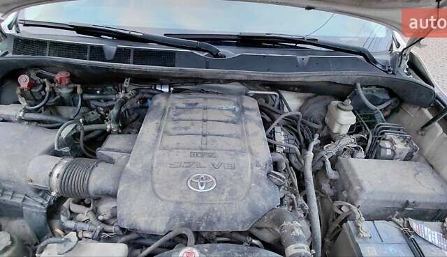 Белый Тойота Секвойя, объемом двигателя 5.66 л и пробегом 361 тыс. км за 34000 $, фото 11 на Automoto.ua