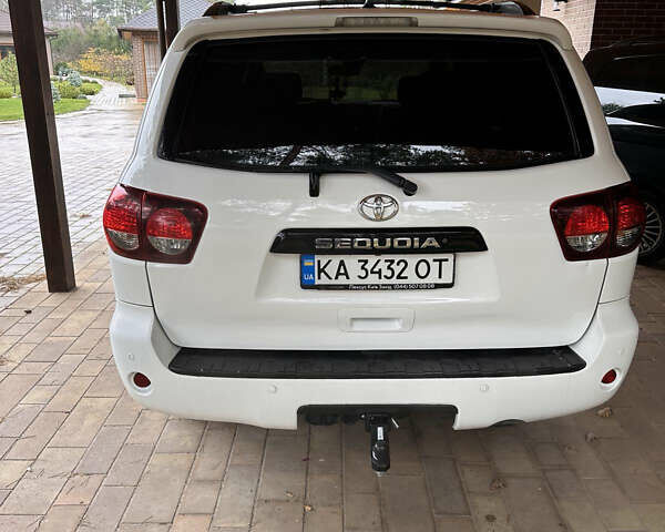 Белый Тойота Секвойя, объемом двигателя 5.66 л и пробегом 148 тыс. км за 37500 $, фото 1 на Automoto.ua