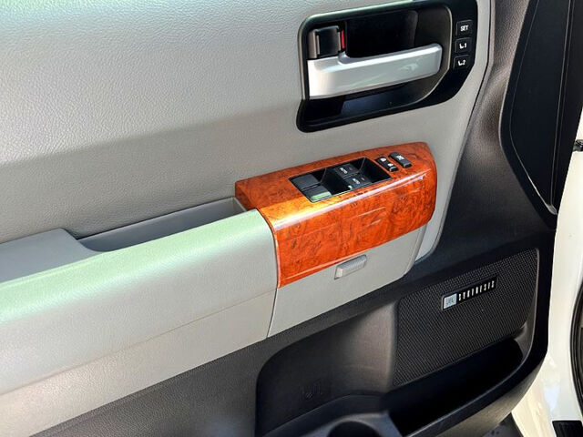 Білий Тойота Секвойя, об'ємом двигуна 5.7 л та пробігом 0 тис. км за 45000 $, фото 6 на Automoto.ua