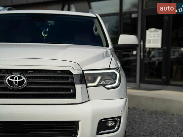 Белый Тойота Секвойя, объемом двигателя 5.66 л и пробегом 139 тыс. км за 39900 $, фото 12 на Automoto.ua