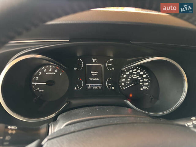 Белый Тойота Секвойя, объемом двигателя 5.66 л и пробегом 148 тыс. км за 37500 $, фото 4 на Automoto.ua