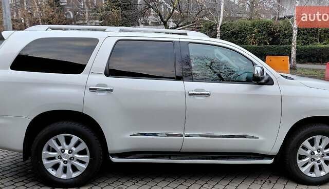 Белый Тойота Секвойя, объемом двигателя 5.66 л и пробегом 361 тыс. км за 34000 $, фото 1 на Automoto.ua