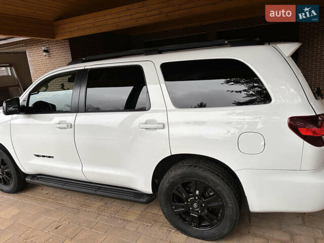 Белый Тойота Секвойя, объемом двигателя 5.66 л и пробегом 148 тыс. км за 37500 $, фото 2 на Automoto.ua