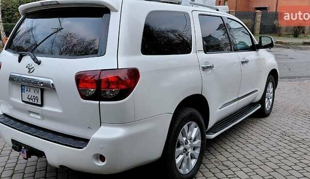 Белый Тойота Секвойя, объемом двигателя 5.66 л и пробегом 361 тыс. км за 34000 $, фото 2 на Automoto.ua