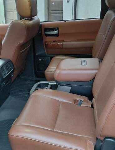 Белый Тойота Секвойя, объемом двигателя 5.66 л и пробегом 361 тыс. км за 34000 $, фото 9 на Automoto.ua