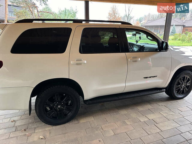 Белый Тойота Секвойя, объемом двигателя 5.66 л и пробегом 148 тыс. км за 37500 $, фото 3 на Automoto.ua