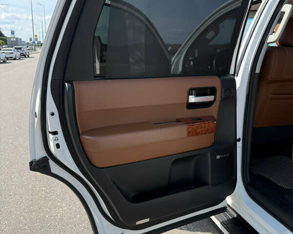Білий Тойота Секвойя, об'ємом двигуна 5.66 л та пробігом 46 тис. км за 51000 $, фото 22 на Automoto.ua