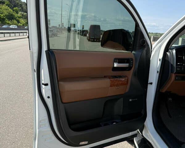 Білий Тойота Секвойя, об'ємом двигуна 5.66 л та пробігом 46 тис. км за 51000 $, фото 16 на Automoto.ua