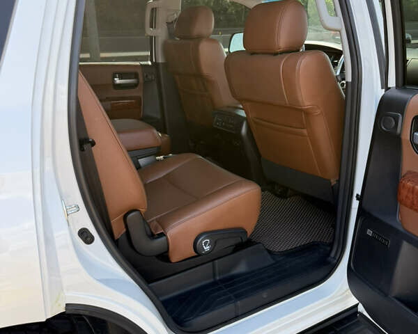 Білий Тойота Секвойя, об'ємом двигуна 5.66 л та пробігом 46 тис. км за 51000 $, фото 6 на Automoto.ua