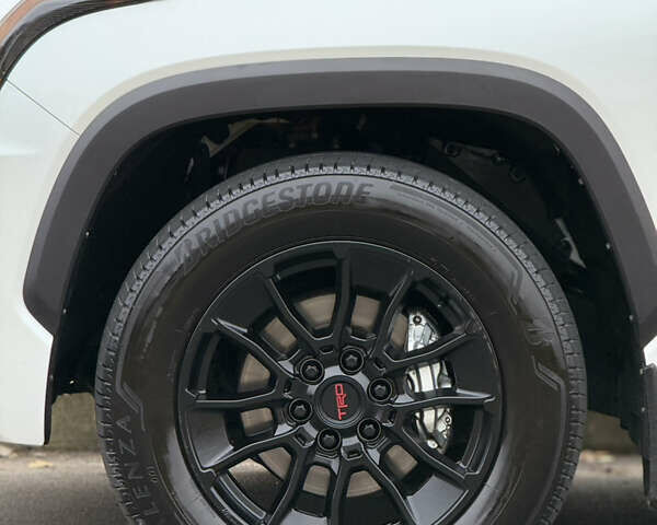 Белый Тойота Секвойя, объемом двигателя 3.45 л и пробегом 36 тыс. км за 92900 $, фото 4 на Automoto.ua