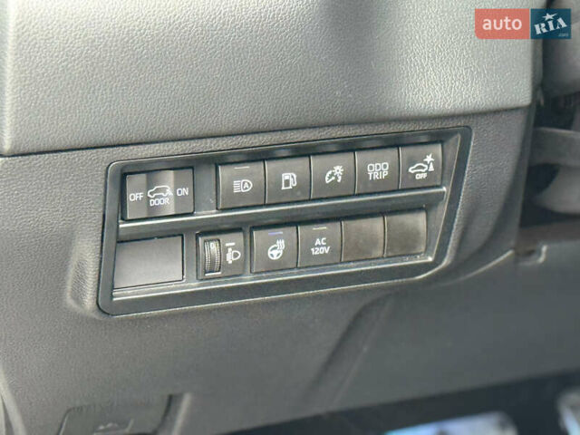 Белый Тойота Секвойя, объемом двигателя 3.45 л и пробегом 36 тыс. км за 92900 $, фото 10 на Automoto.ua