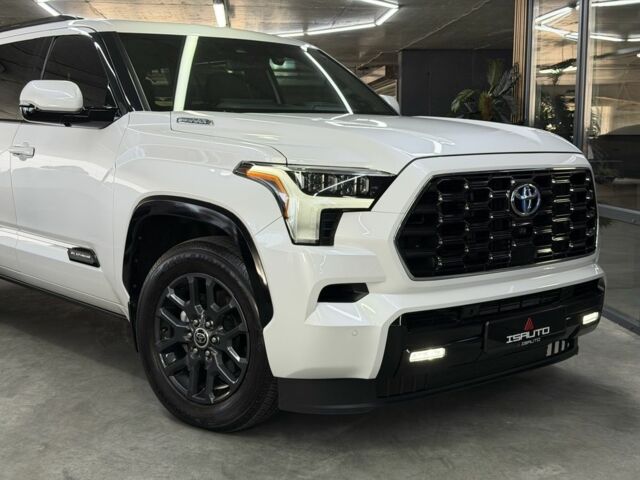 Белый Тойота Секвойя, объемом двигателя 3.5 л и пробегом 16 тыс. км за 113000 $, фото 3 на Automoto.ua