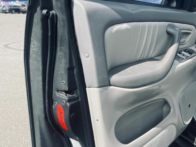 Черный Тойота Секвойя, объемом двигателя 4.7 л и пробегом 486 тыс. км за 10952 $, фото 12 на Automoto.ua