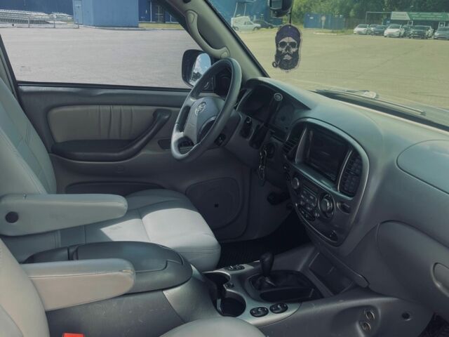 Черный Тойота Секвойя, объемом двигателя 4.7 л и пробегом 486 тыс. км за 10952 $, фото 7 на Automoto.ua