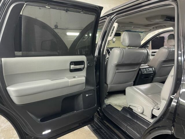 Черный Тойота Секвойя, объемом двигателя 5.7 л и пробегом 328 тыс. км за 23700 $, фото 4 на Automoto.ua