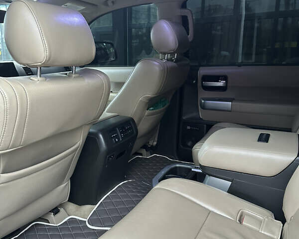 Чорний Тойота Секвойя, об'ємом двигуна 5.66 л та пробігом 240 тис. км за 26000 $, фото 7 на Automoto.ua