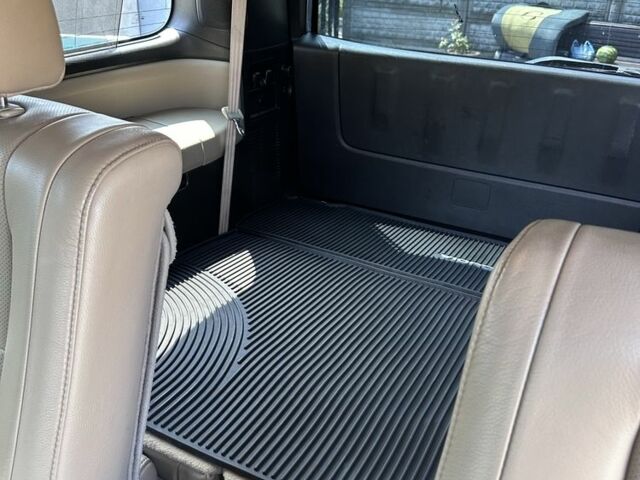 Черный Тойота Секвойя, объемом двигателя 5.7 л и пробегом 200 тыс. км за 22500 $, фото 13 на Automoto.ua