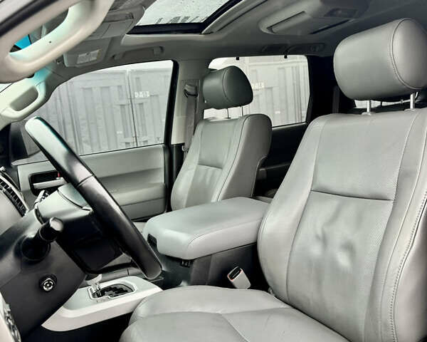 Черный Тойота Секвойя, объемом двигателя 5.66 л и пробегом 241 тыс. км за 23000 $, фото 37 на Automoto.ua