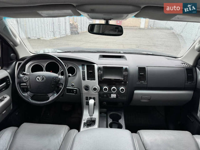 Черный Тойота Секвойя, объемом двигателя 5.66 л и пробегом 241 тыс. км за 23000 $, фото 24 на Automoto.ua