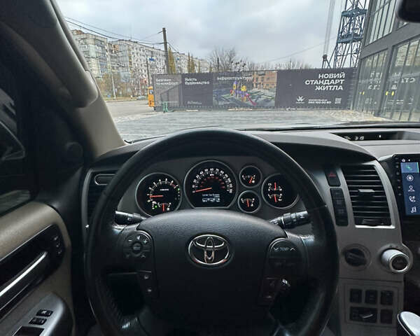 Чорний Тойота Секвойя, об'ємом двигуна 5.66 л та пробігом 240 тис. км за 26000 $, фото 9 на Automoto.ua