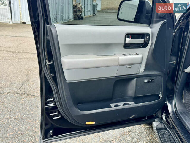 Черный Тойота Секвойя, объемом двигателя 5.66 л и пробегом 241 тыс. км за 23000 $, фото 36 на Automoto.ua