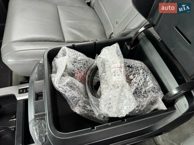 Черный Тойота Секвойя, объемом двигателя 5.66 л и пробегом 241 тыс. км за 23000 $, фото 40 на Automoto.ua