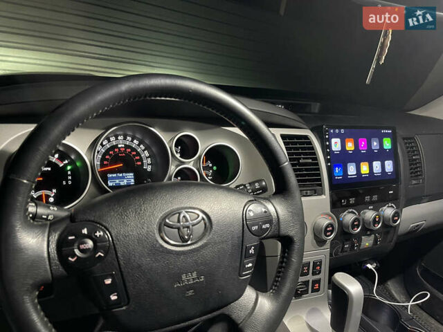 Черный Тойота Секвойя, объемом двигателя 5.7 л и пробегом 228 тыс. км за 24000 $, фото 2 на Automoto.ua
