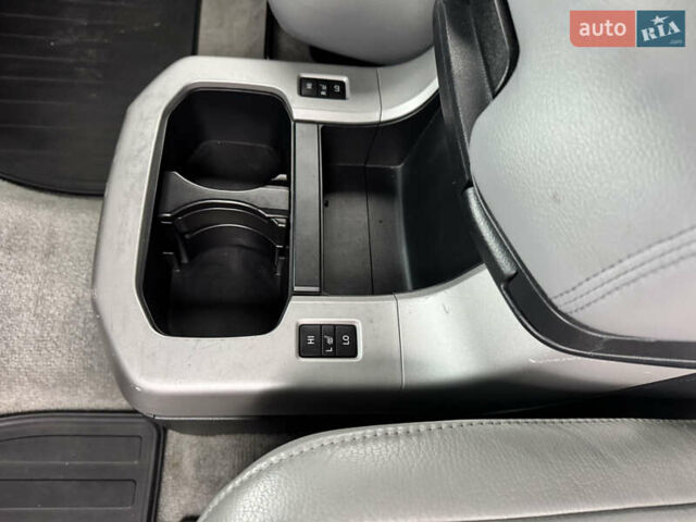 Черный Тойота Секвойя, объемом двигателя 5.66 л и пробегом 241 тыс. км за 23000 $, фото 43 на Automoto.ua