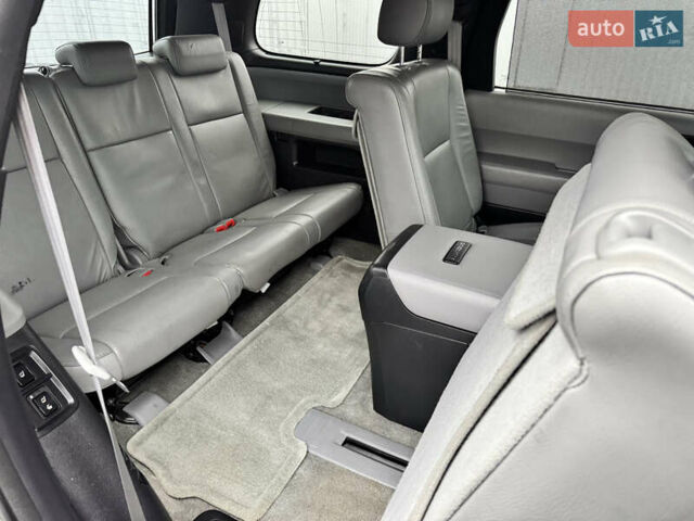 Черный Тойота Секвойя, объемом двигателя 5.66 л и пробегом 241 тыс. км за 23000 $, фото 31 на Automoto.ua