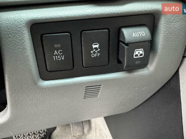 Черный Тойота Секвойя, объемом двигателя 5.66 л и пробегом 241 тыс. км за 23000 $, фото 34 на Automoto.ua