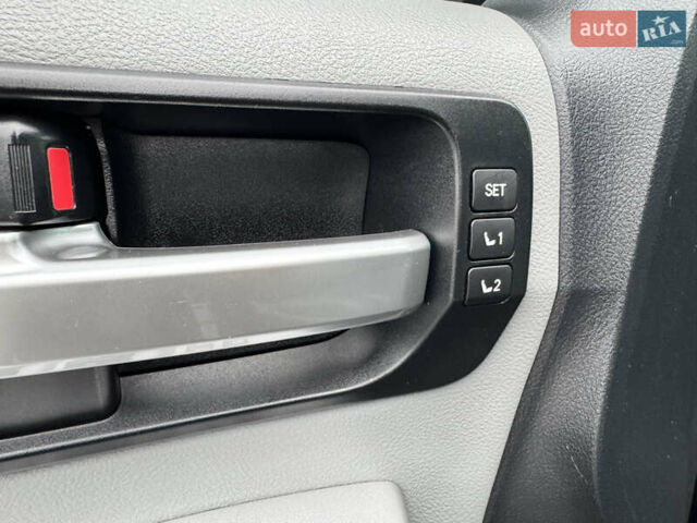 Черный Тойота Секвойя, объемом двигателя 5.66 л и пробегом 241 тыс. км за 23000 $, фото 33 на Automoto.ua