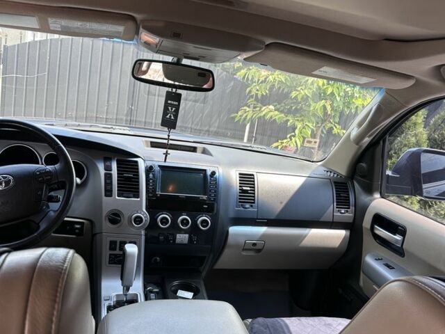 Черный Тойота Секвойя, объемом двигателя 5.7 л и пробегом 200 тыс. км за 22500 $, фото 12 на Automoto.ua