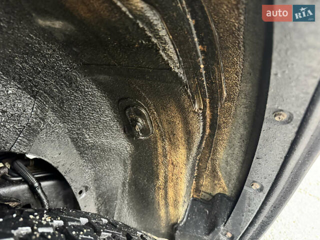Черный Тойота Секвойя, объемом двигателя 5.66 л и пробегом 241 тыс. км за 23000 $, фото 19 на Automoto.ua
