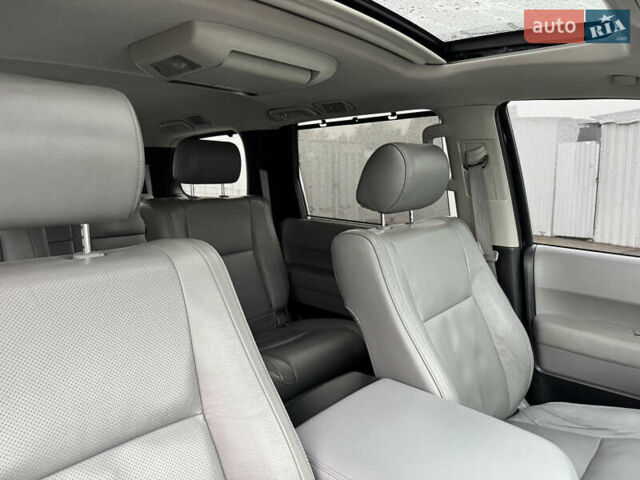 Черный Тойота Секвойя, объемом двигателя 5.66 л и пробегом 241 тыс. км за 23000 $, фото 28 на Automoto.ua