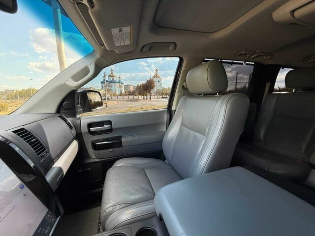 Черный Тойота Секвойя, объемом двигателя 5.7 л и пробегом 182 тыс. км за 17500 $, фото 23 на Automoto.ua