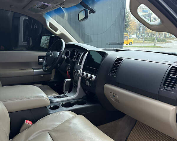 Черный Тойота Секвойя, объемом двигателя 5.66 л и пробегом 170 тыс. км за 26000 $, фото 9 на Automoto.ua