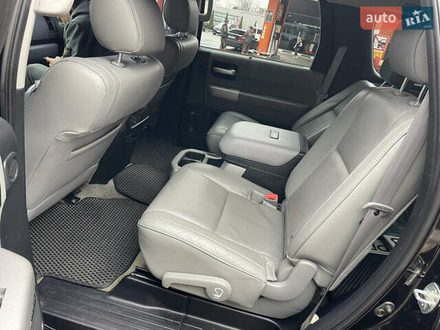 Черный Тойота Секвойя, объемом двигателя 5.7 л и пробегом 228 тыс. км за 24000 $, фото 8 на Automoto.ua