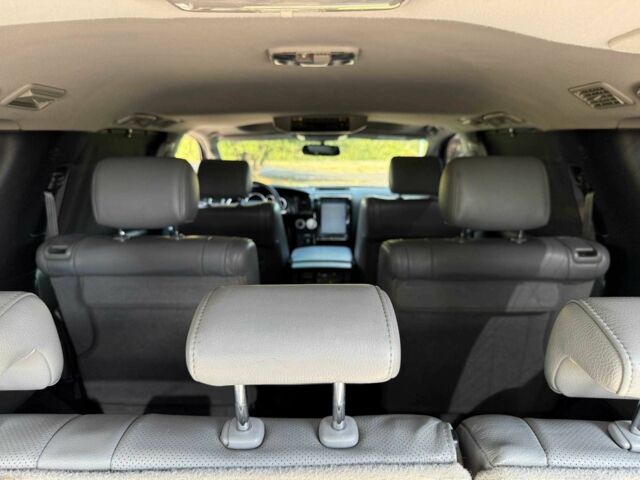 Черный Тойота Секвойя, объемом двигателя 5.7 л и пробегом 182 тыс. км за 17500 $, фото 13 на Automoto.ua