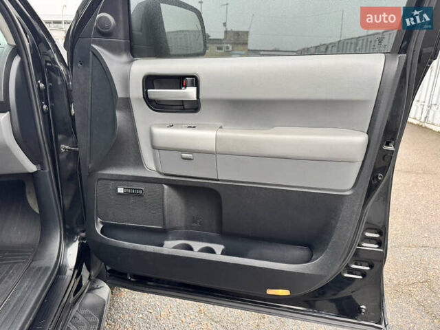 Черный Тойота Секвойя, объемом двигателя 5.66 л и пробегом 241 тыс. км за 23000 $, фото 30 на Automoto.ua