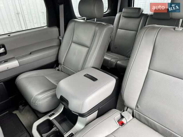 Черный Тойота Секвойя, объемом двигателя 5.66 л и пробегом 241 тыс. км за 23000 $, фото 44 на Automoto.ua