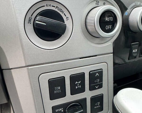 Черный Тойота Секвойя, объемом двигателя 5.66 л и пробегом 241 тыс. км за 23000 $, фото 20 на Automoto.ua