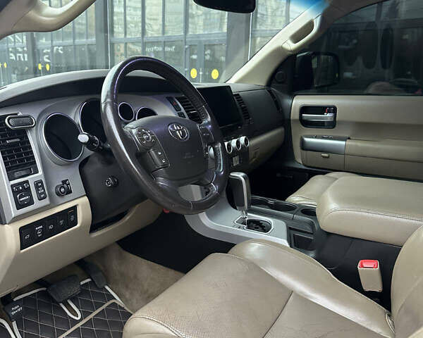 Черный Тойота Секвойя, объемом двигателя 5.66 л и пробегом 170 тыс. км за 26000 $, фото 7 на Automoto.ua