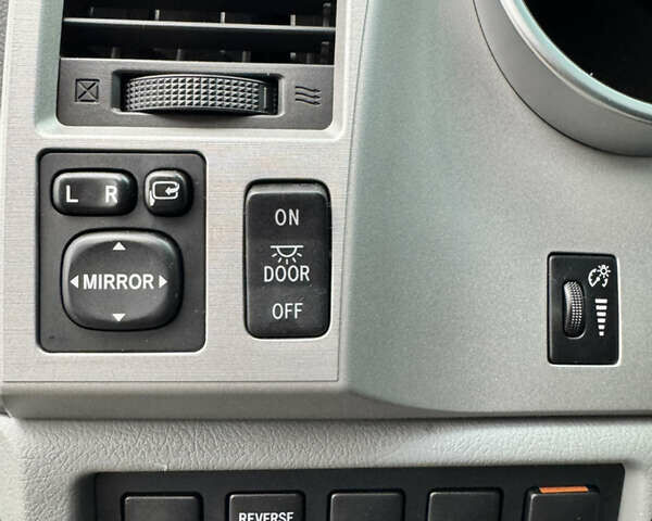 Черный Тойота Секвойя, объемом двигателя 5.66 л и пробегом 241 тыс. км за 23000 $, фото 39 на Automoto.ua