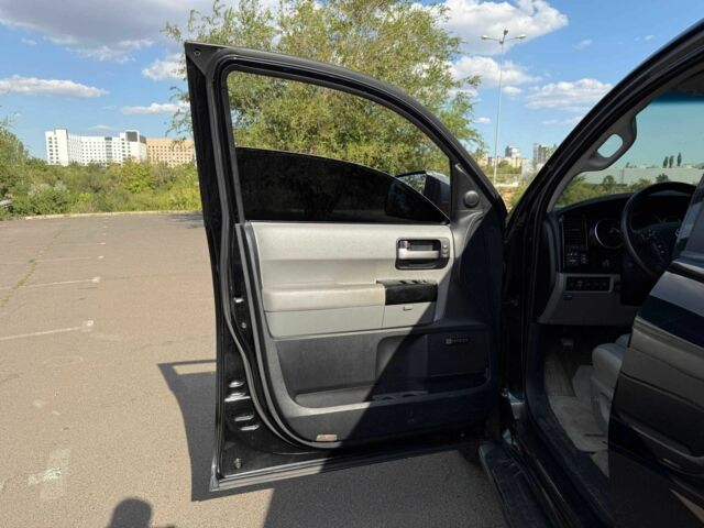 Черный Тойота Секвойя, объемом двигателя 5.7 л и пробегом 182 тыс. км за 17500 $, фото 14 на Automoto.ua