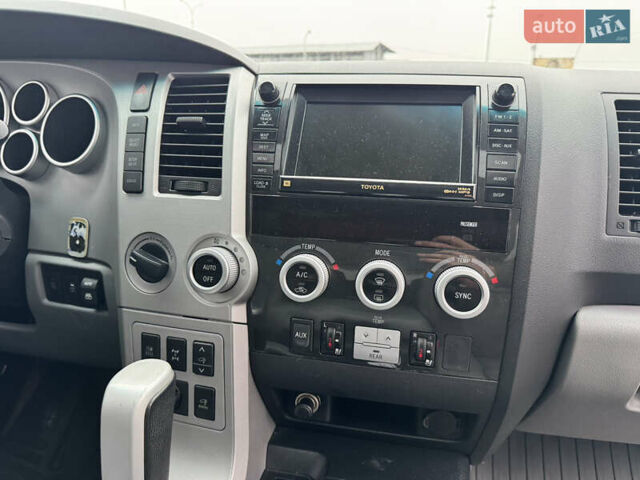 Черный Тойота Секвойя, объемом двигателя 5.66 л и пробегом 241 тыс. км за 23000 $, фото 29 на Automoto.ua